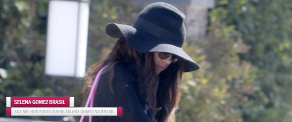 Selena+Gomes+Leaving+Her+House+Q_D8RkgSYYJl