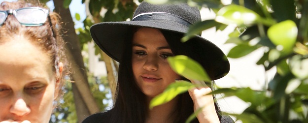 Selena Gomez in ill fitting pants