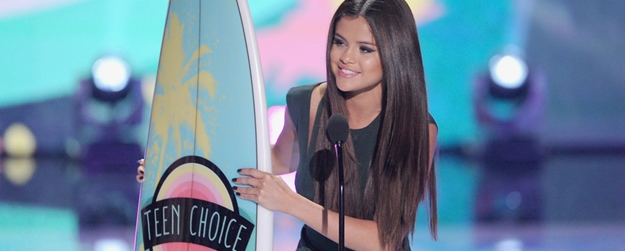 Selena-Gomez-accepted-award-Teen-Choice-Awards