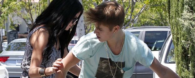 Justin 'The Biebs' Bieber Goes Bonkers On A Photog Totally Losing It In Public