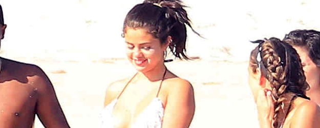 **USA ONLY** *EXCLUSIVE* Selena Gomez Hits The Beach With Friends In Mexico  **MUST CALL FOR PRICING**