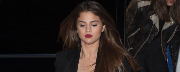 et_SelenaGomezSexy_030816_hulu_ren640