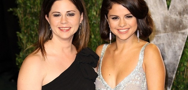 teefey-gomez-2012-vanity-fair-oscar-party-01