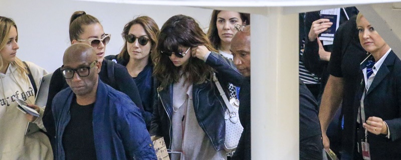 EXCLUSIVE: Selena Gomez hides as she makes her way through Brisbane airport with her entourage in Brisbane, Australia. Pictured: Selena Gomez Ref: SPL1334135  120816   EXCLUSIVE Picture by: Splash News Splash News and Pictures Los Angeles:	310-821-2666 New York:	212-619-2666 London:	870-934-2666 photodesk@splashnews.com 